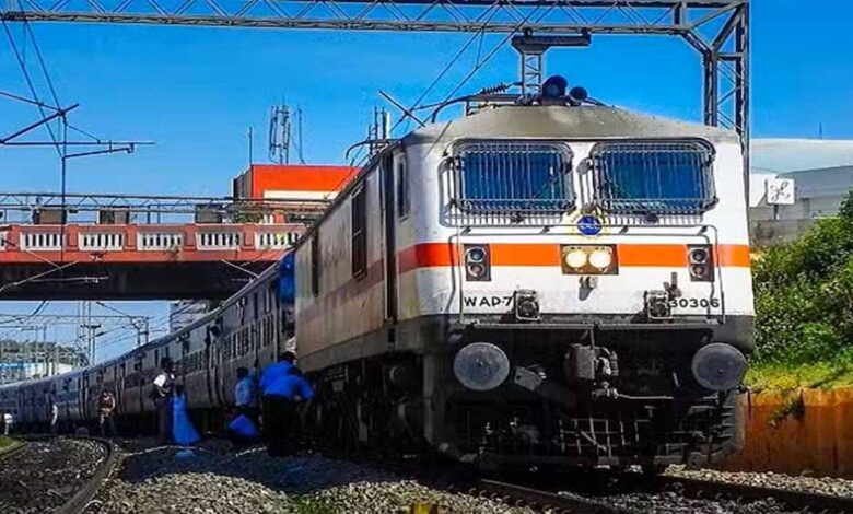 ट्रेनों में त्योहार के बाद भीड़-भाड़ बढ़ी, रेलवे ने जन्माष्टमी के लिए स्पेशल ट्रेनें चलाने का किया ऐलान
