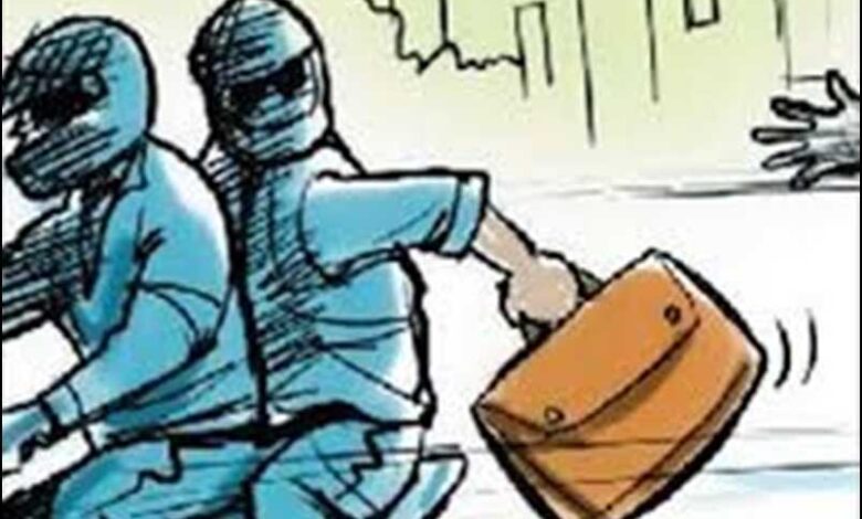 दिनदहाड़े-सनसनी:-कारोबारी-की-कार-रोककर-हथियारों-के-बल-पर-15-लाख-की-लूट