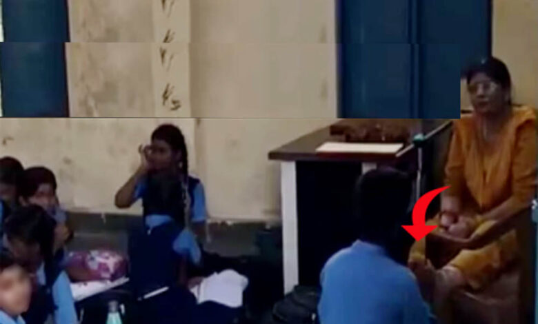 छात्र-से-पैर-दबवाने-वाली-टीचर-और-स्कूल-प्रिंसिपल-पर-कार्रवाई,-वीडियो-वायरल-होने-के-बाद-नोटिस-जारी
