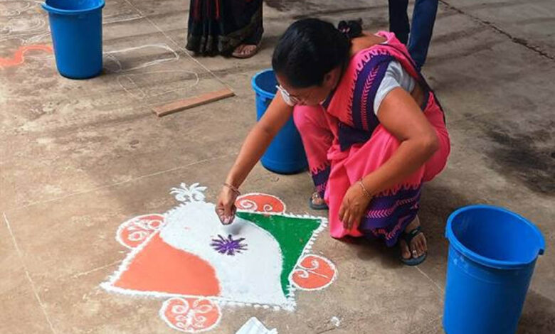 बहनों-ने-रंगोली-बनाकर-दिया-हर-घर-तिरंगा-अभियान-का-संदेश