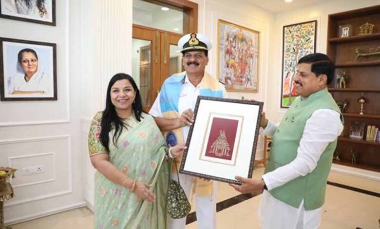 मुख्यमंत्री-डॉ.-यादव-से-एडमिरल-श्री-त्रिपाठी-ने-की-सौजन्य-भेंट
