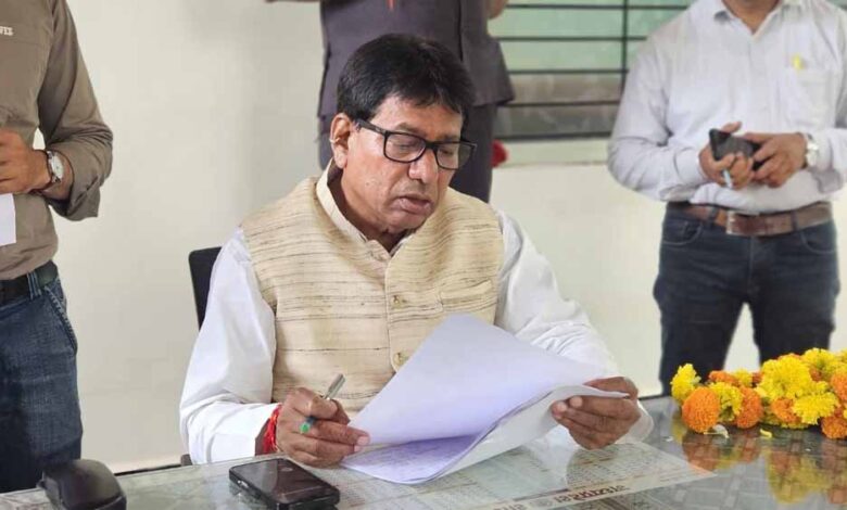 ग्राम-उमरधड़-के-लोग-नयापुरा-में-कीचड़-मुक्त-होने-की-मांग-लेकर-विधायक-के-पास-पहुँचे