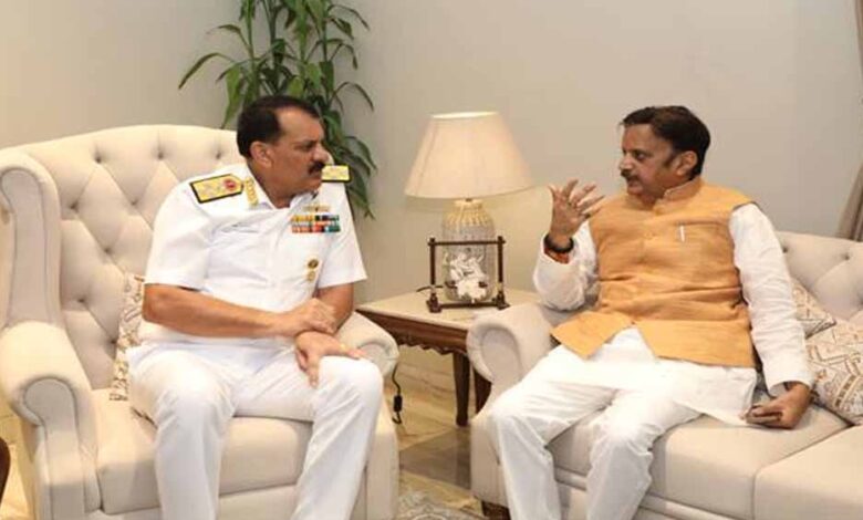 उप मुख्यमंत्री  शुक्ल से नौसेना प्रमुख एडमिरल दिनेश त्रिपाठी ने की सौजन्य भेंट