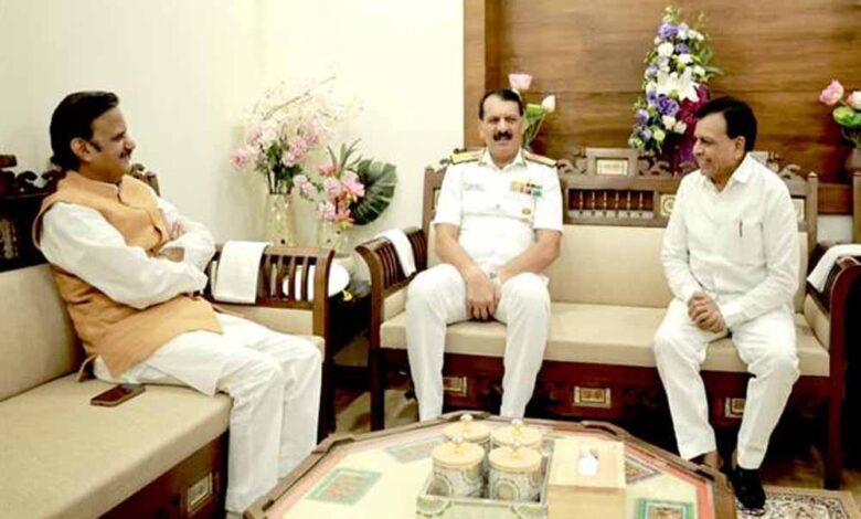 उप-मुख्यमंत्री-देवड़ा-से-नौसेना-प्रमुख-एडमिरल-दिनेश-त्रिपाठी-ने-शिष्टाचार-भेंट-की
