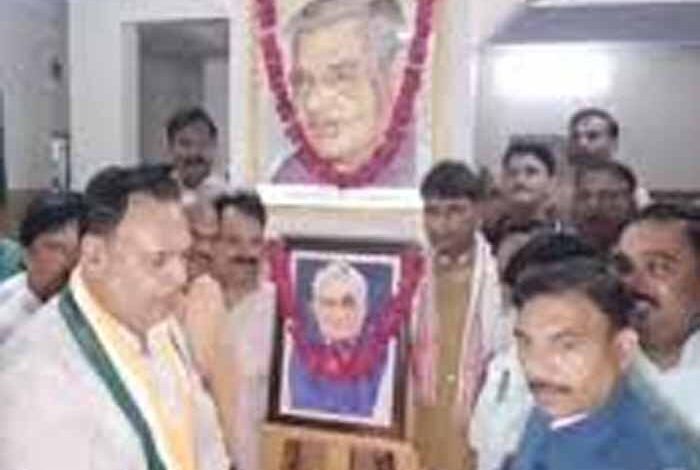 अटल-बिहारी-वाजपेयी-की-पुण्यतिथि:-ग्वालियर-में-पैतृक-निवास-पर-कार्यकर्ताओं-ने-दी-श्रद्धांजलि