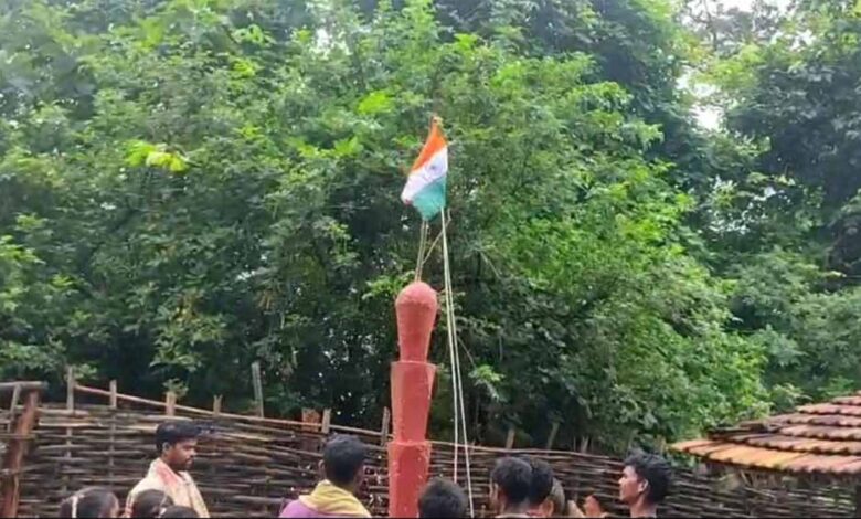 नक्सल-गढ़-में-लहराया-तिरंगा,-माओवादी-स्मारक-पर-गूंजा-आज़ादी-का-जश्न
