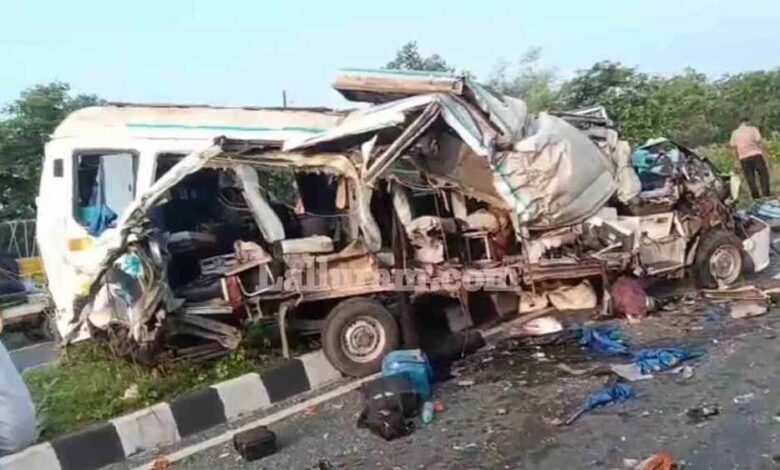 काशी दर्शन कर लौट रहे श्रद्धालुओं की बस हादसे का शिकार, 4 की मौत