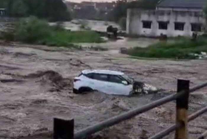 एमपी-की-रूपा-नदी-में-उफान,-बड़वानी-के-राजपुर-में-घरों-में-घुसा-पानी,-कारें-बहीं