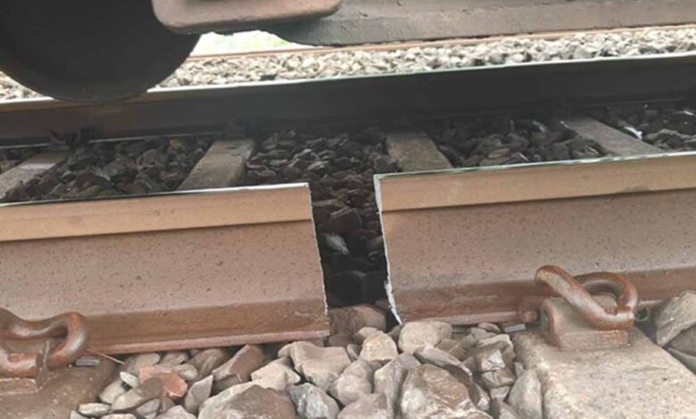 खंडवा-में-बड़ा-रेल-हादसा-टला,-कीमैन-की-सूझबूझ-से-बचीं-सैकड़ों-जानें