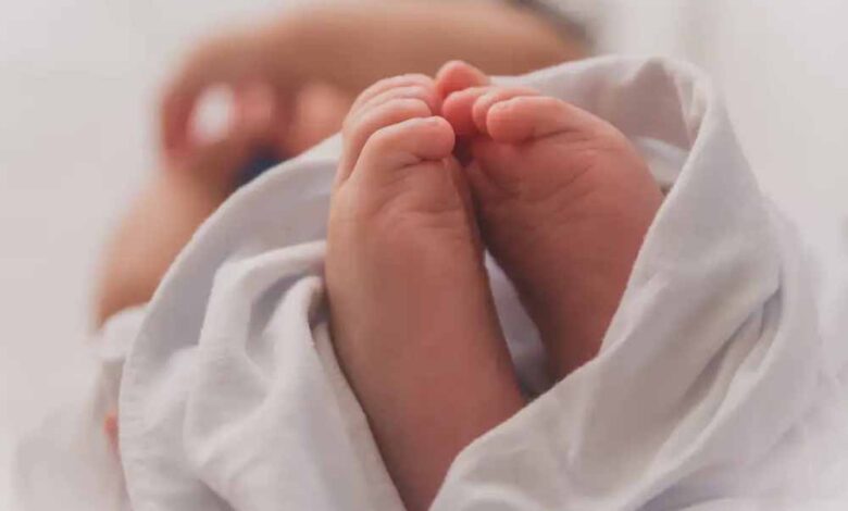 मां-ने-नवजात-को-सुरक्षाकर्मी-के-हवाले-कर-भागी,-cctv-में-कैद-हुई-शर्मनाक-हरकत