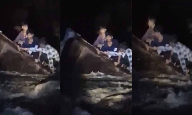 बैतूल:-भड़ंगा-नदी-में-ट्रैक्टर-ट्रॉली-पलटी,-3-युवक-चट्टान-पर-फंसे;-पुलिस-ग्रामीणों-ने-बचाया