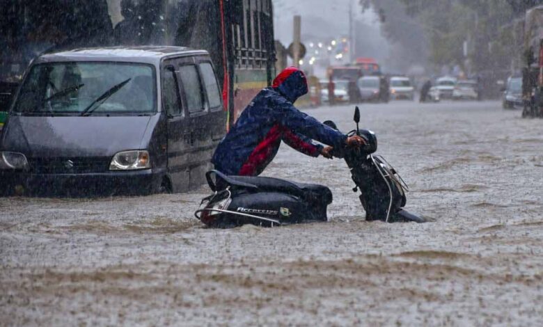 मुंबई-बारिश:-सबवे-और-सड़कें-जलमग्न,-ट्रेनें-और-फ्लाइट्स-प्रभावित