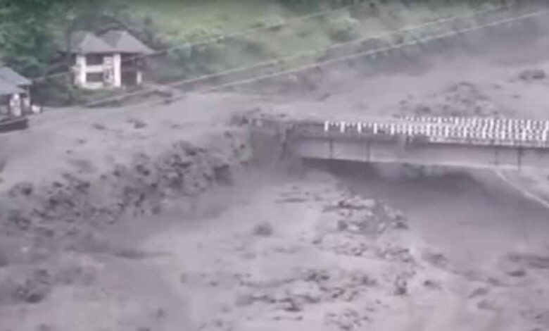 भारी-बारिश-ने-मचाई-तबाही,-बादल-फटने-से-दुकानें-और-पुल-बह-गए