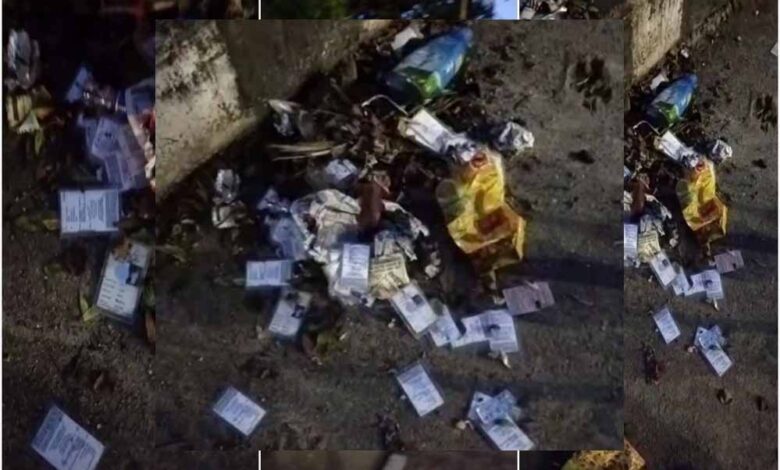 टीकमगढ़:-केंद्रीय-मंत्री-वीरेंद्र-कुमार-के-आवास-के-पास-मिले-जले-हुए-43-वोटर-id-कार्ड,-जांच-के-आदेश