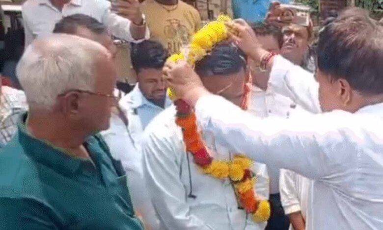 शिवपुरी-में-मंत्री-का-गुस्सा:-खुद-साफ-किया-टॉयलेट,-स्वास्थ्य-अधिकारी-को-पहनाई-माला