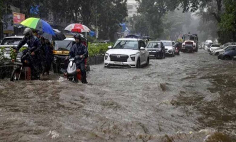 मुंबई-में-भारी-बारिश-के-बीच-जनजीवन-सामान्य,-बीएमसी-सतर्क,-सहायता-के-लिए-जारी-हेल्पलाइन-नंबर