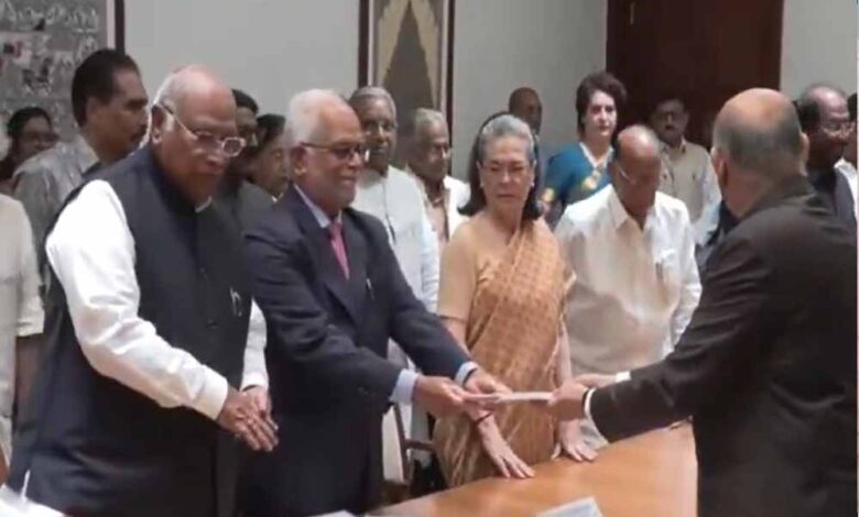 सुदर्शन-रेड्डी-ने-उपराष्ट्रपति-पद-के-लिए-भरा-पर्चा,-सोनिया-गांधी-और-विपक्षी-नेता-रहे-साथ