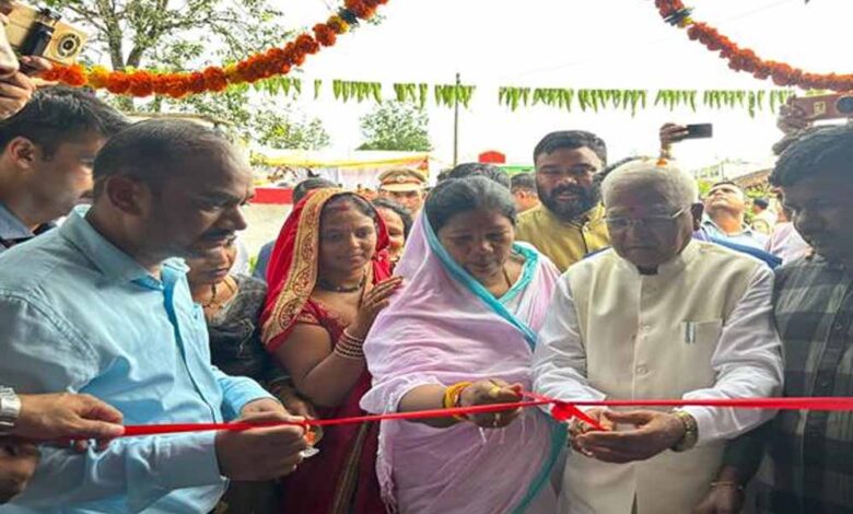 राज्यपाल पटेल प्रधानमंत्री आवास योजना के हितग्राही से मिले