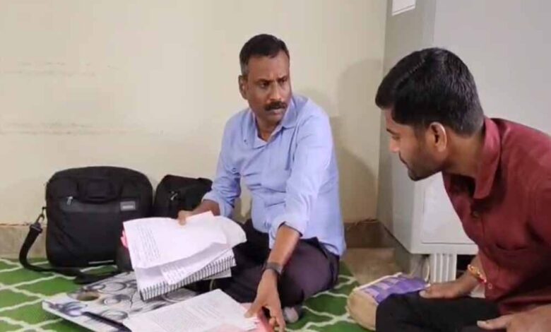 भवन-विकास-निगम-ऑफिस-की-हकीकत:-एजीएम-सतीश-डोंगरे-जमीन-पर-चटाई-बिछाकर-कर-रहे-काम,-कुर्सी-टेबल-की-परमिशन-अटकी