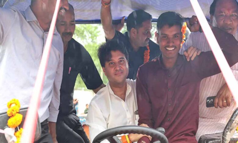 शिवपुरी-में-बाढ़-प्रभावितों-की-जान-बचाने-वाले-को-केंद्रीय-मंत्री-सिंधिया-ने-गिफ्ट-किया-ट्रैक्टर