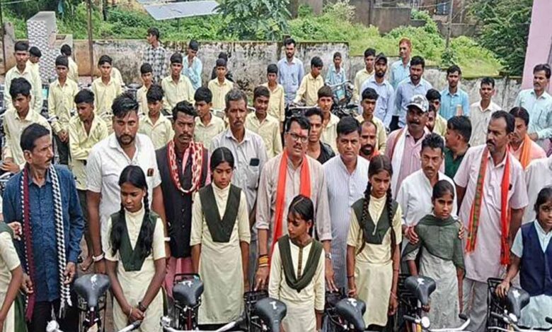 अनुसूचित-जाति-कल्याण-मंत्री-चौहान-ने-अलीराजपुर-में-किया-नि:शुल्क-साइकिल-वितरण