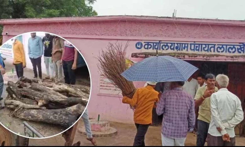 खरगोन:-गांव-में-मुक्ति-धाम-नहीं,-पंचायत-गेट-पर-किया-गया-अंतिम-संस्कार