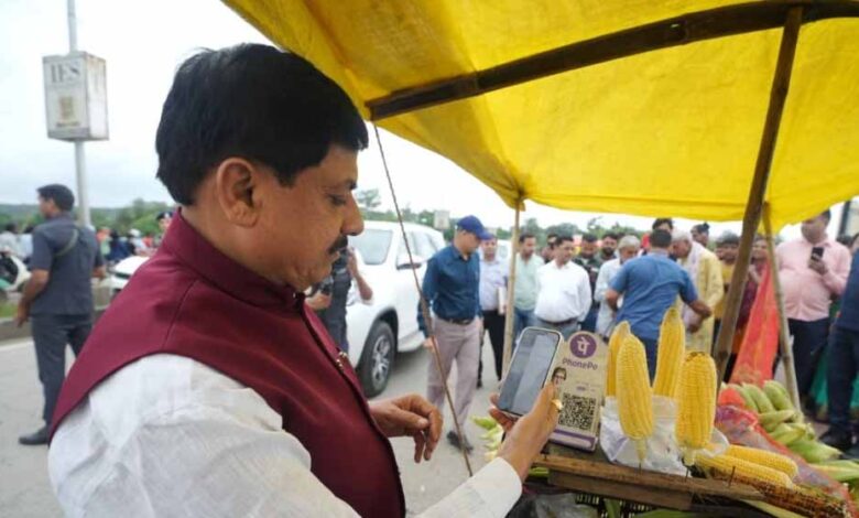 बेटी-की-पुकार-पर-रुके-cm-मोहन-यादव,-मुस्कुराते-हुए-खरीदे-भुट्टे