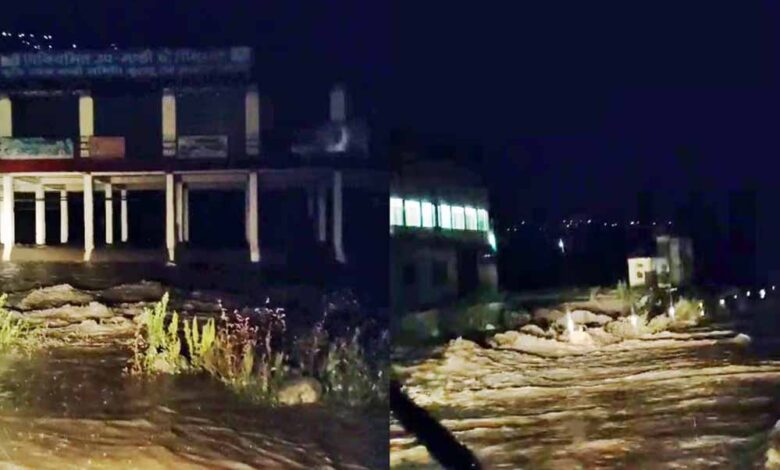 भारी-बारिश-से-मनाली-में-तबाही,-दुकानों-को-नुकसान-और-nh-3-कई-जगह-टूटा