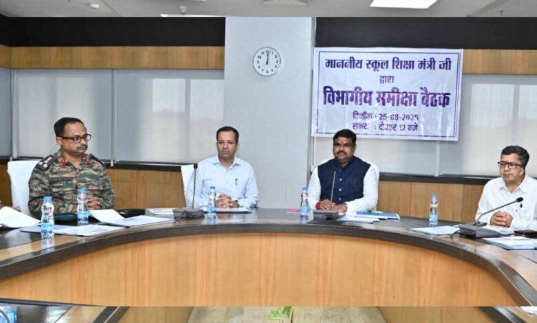 रायपुर-:-शिक्षा-विभाग-के-अधिकारी-शिक्षण-कार्य-को-सर्वोच्च-प्राथमिकता-दें-:-मंत्री-गजेन्द्र-यादव