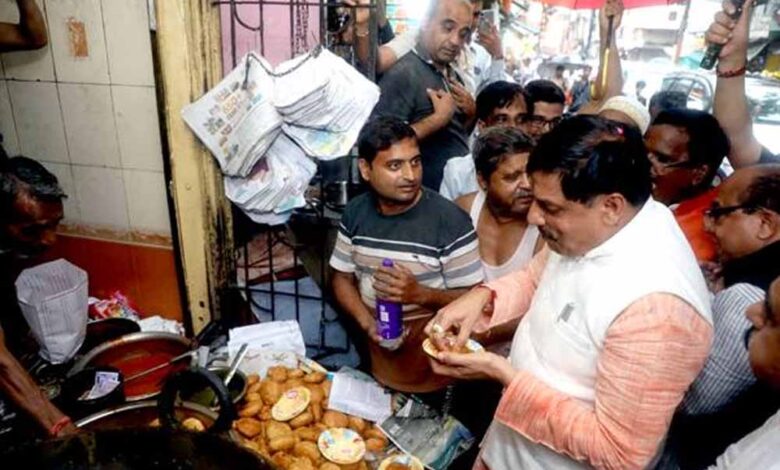 मुख्यमंत्री-डॉ.-यादव-ने-उज्जैन-की-प्रसिद्ध-श्री-सांवरिया-कचोरी-का-लिया-स्वाद