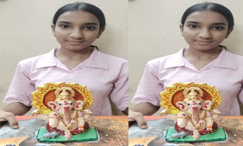 मनेन्द्रगढ़-की-बाल-प्रतिभा-ने-सबका-मन-मोहा-–-13-वर्षीय-अनन्या-ने-बनाई-सुंदर-बाल-गणेश-प्रतिमा
