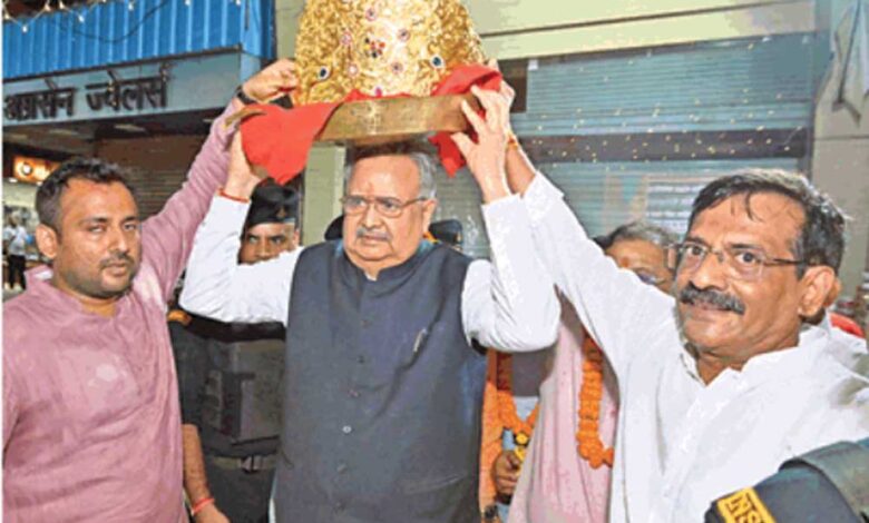 अनूठी-थीम-वाले-पंडाल-में-विराजे-गणपति,-75-लाख-का-स्वर्ण-मुकुट-बना-आकर्षण