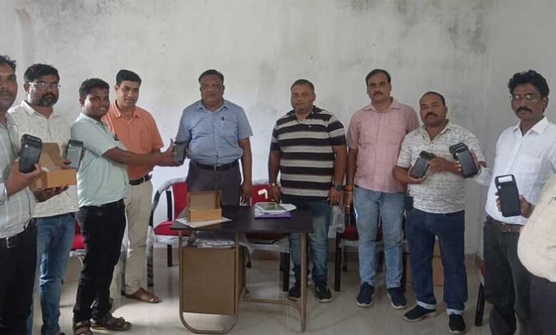 जिले में उर्वरक वितरण होगा हाई-टेक, निजी विक्रेताओं को मिली L1 Pos मशीनें