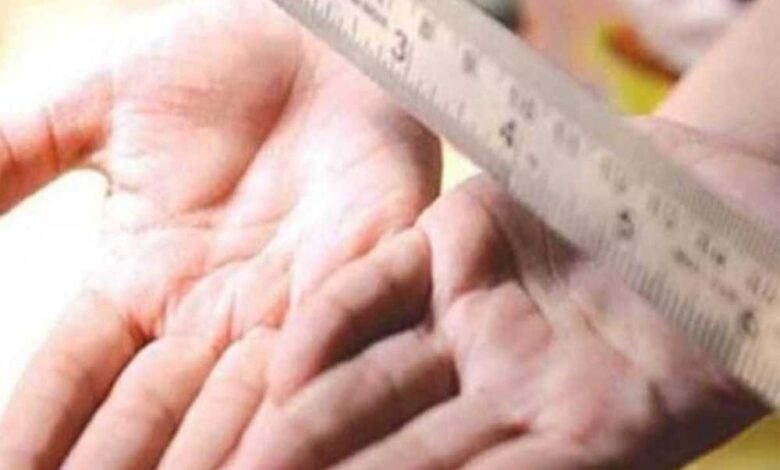 कक्षा-में-अनुशासन-सिखाने-के-नाम-पर-बर्बरता:-तीन-छात्राओं-की-पिटाई,-शिक्षिका-निलंबित