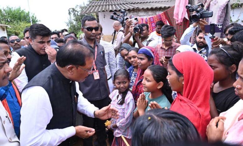 बाढ़-प्रभावितों-का-हाल-जानने-उनके-बीच-पहुँचे-मुख्यमंत्री-साय:-अधिकारियों-को-राहत-एवं-पुनर्वास-कार्यों-में-तेजी-लाने-के-निर्देश