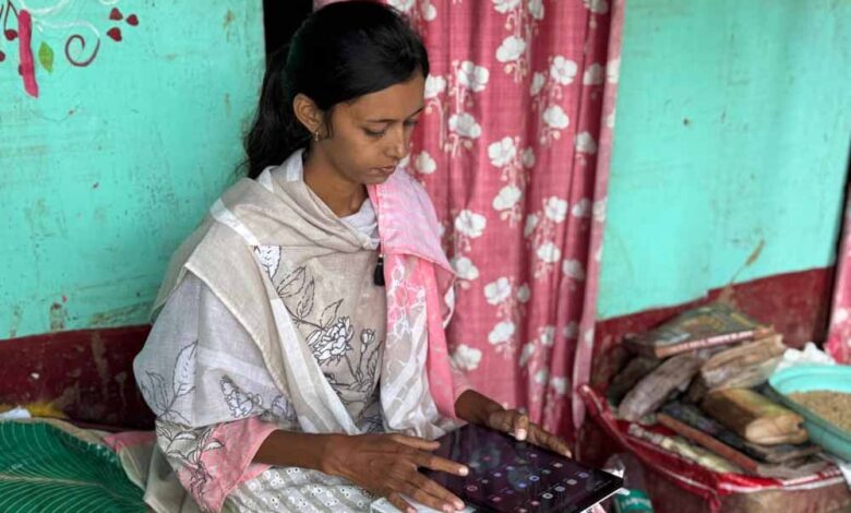 बाढ़-में-बही-पुस्तकें,-टेबलेट-भी-हुआ-खराब,-पर-नहीं-रुकेगी-पूनम-की-प्रतियोगी-परीक्षा-की-तैयारी