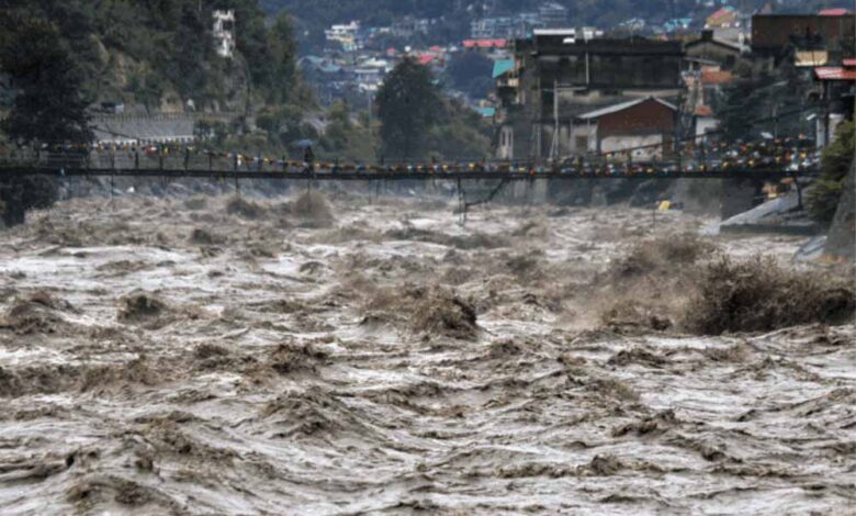 हिमाचल-में-रेड-अलर्ट:-1,300-से-ज्यादा-सड़कें-बंद,-2-हजार-वाहन-फंसे,-रेल-सेवा-ठप