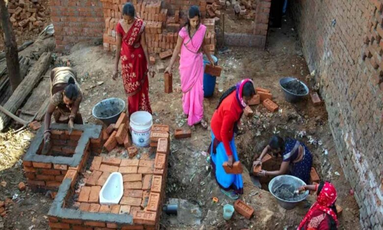 अम्बिकापुर-:-दरिमा-में-35-ग्रामीणों-को-मिला-राजमिस्त्री-एवं-रानी-मिस्त्री-का-हुनर