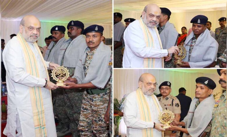 मंत्री-अमित-शाह-ने-कर्रेगुट्टालु-पहाड़ी-पर-‘ऑपरेशन-ब्लैक-फॉरेस्ट’-को-सफलतापूर्वक-अंजाम-देने-वाले-सीआरपीएफ,-छत्तीसगढ़-पुलिस,-डीआरजीऔर-कोबरा-के-जवानों-से-भेंट-की-और-उन्हें-सम्मानित-किया