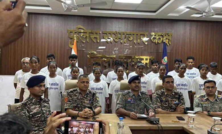 20-नक्सलियों-का-आत्मसमर्पण:-9-महिलाएं-भी-शामिल,-33-लाख-का-इनाम-छोड़-लौटे-मुख्यधारा-में