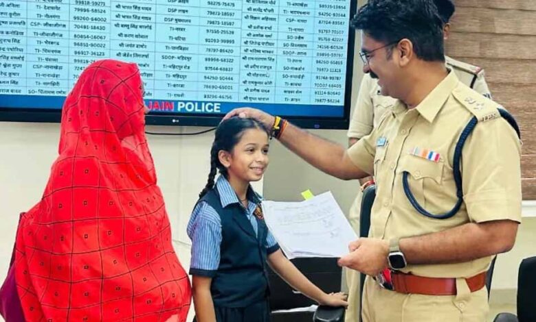 उज्जैन-में-8-साल-की-बच्ची-बनी-पुलिसकर्मी,-sp-ने-थमाया-नियुक्ति-पत्र