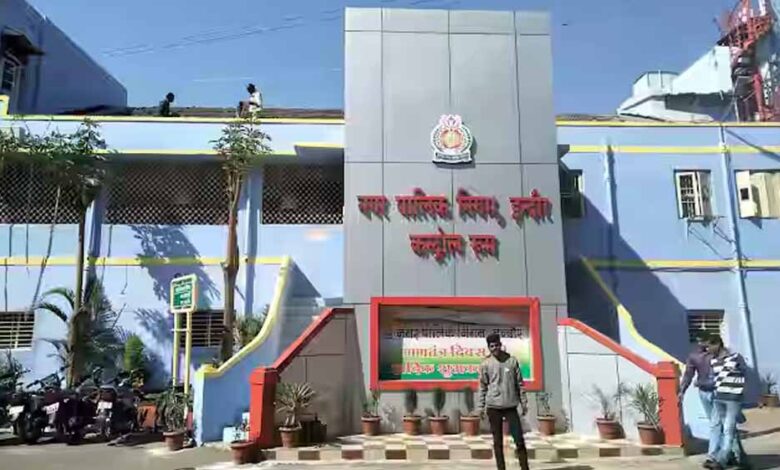 इंदौर: मुस्लिम बहुल इलाके में साइनबोर्ड बदलने पर नगर निगम के 2 कर्मचारी सस्पेंड, एक की छुट्टी