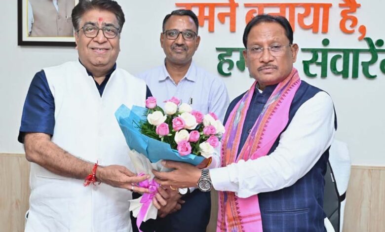 मुख्यमंत्री-से-ट्रिपल-आई-टी-नया-रायपुर-के-निदेशक-प्रोफेसर-ओमप्रकाश-व्यास-ने-की-सौजन्य-मुलाकात