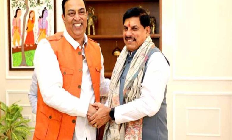 मुख्यमंत्री-डॉ.-यादव-से-फिल्म-अभिनेता-विंदु-दारा-सिंह-ने-की-सौजन्य-भेंट