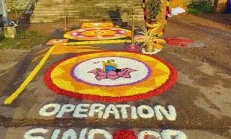 मंदिर-में-फूलों-से-बना-rss-का-झंडा-और-‘ऑपरेशन-सिंदूर’,-मचा-बवाल,-fir-दर्ज