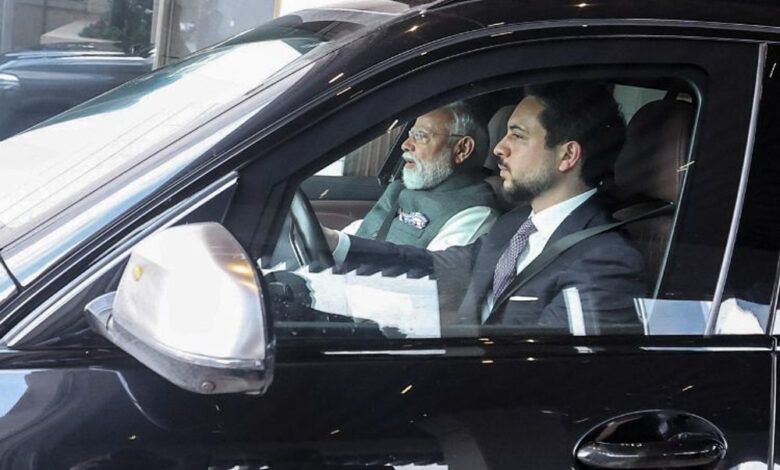 भारत–जॉर्डन-दोस्ती-का-खास-पल:-युवराज-अल-हुसैन-ने-खुद-ड्राइव-कर-पीएम-मोदी-को-म्यूज़ियम-तक-पहुंचाया,-वीडियो-वायरल