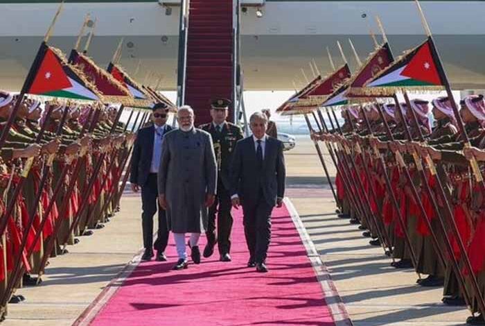 ओमान-पहुंचे-पीएम-मोदी,-एयरपोर्ट-पर-पारंपरिक-अंदाज़-में-हुआ-भव्य-स्वागत