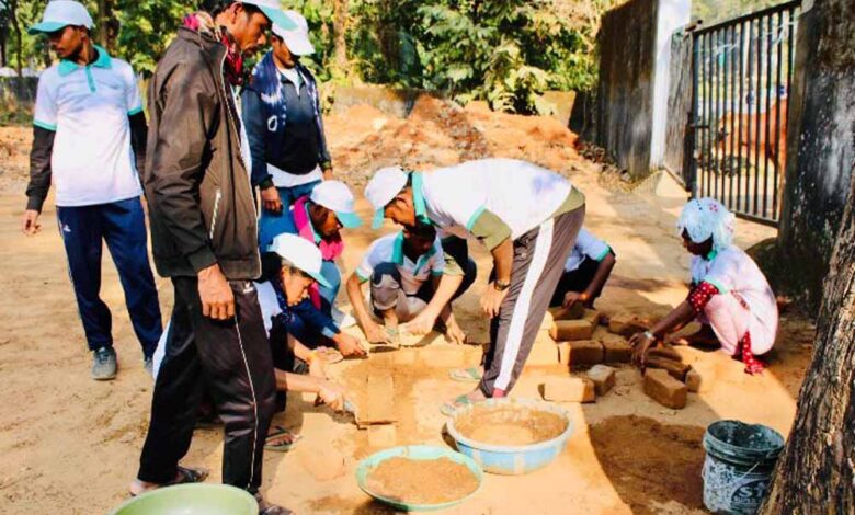 जहाँ-बंदूकें-खामोश-हुईं,-वहाँ-भविष्य-की-नींव-रखी-जा-रही-है,-पुनर्वास-केंद्र-में-35-आत्मसमर्पित-नक्सली-बने-राजमिस्त्री