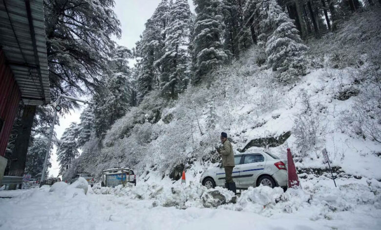 उत्तर-भारत-में-ठंड-और-कोहरा-जारी:-कश्मीर-में-बर्फबारी,-कानपुर-में-स्कूल-टाइम-बदले,-दिल्ली-एयरपोर्ट-पर-एडवाइजरी