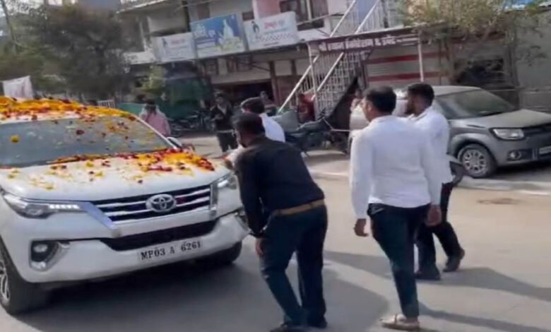 केंद्रीय-कृषि-मंत्री-की-सुरक्षा-में-चूक,-शिवराज-चौहान-के-काफिले-में-युवक-घुसा